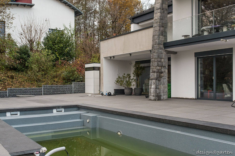 Eleganza discreta in riva al mare: la casetta tecnica per la piscina